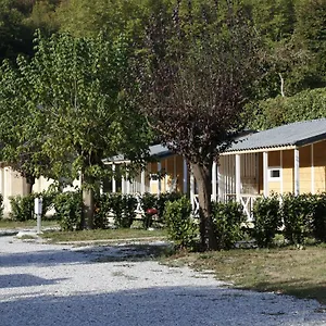 Le Jardin 3 étoiles - Chalets, Et Emplacements Nus Pour Des Nature Le Long De La Rivière Le Gijou Camping Lacaze